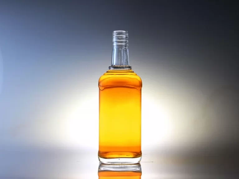 750ml Screw Mouth Square Whisky Bottle