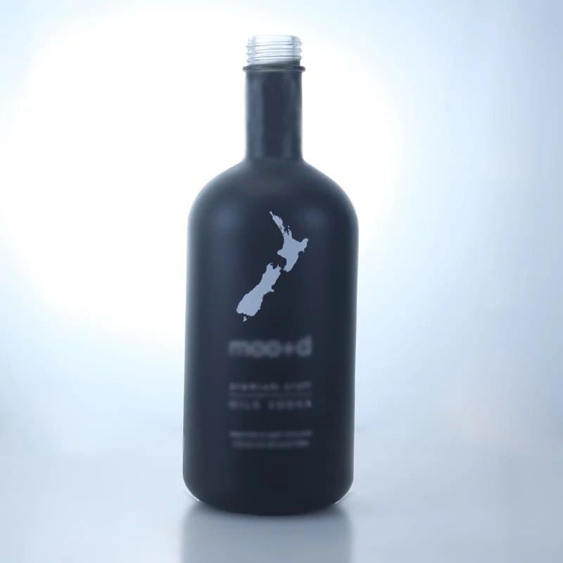 139-The factory sells black sprayed vodka glass bottles with screw caps